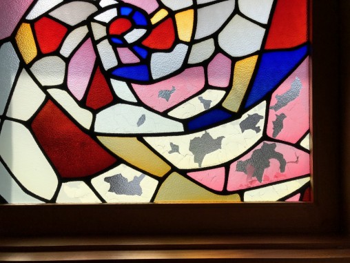 交換前・偽物ステンドグラス(劣化による剥がれ有り)