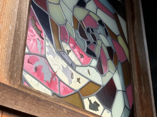 交換前・偽物ステンドグラス(劣化による剥がれ有り)