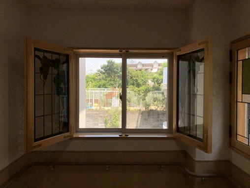 室内側の木製建具を開いた状態