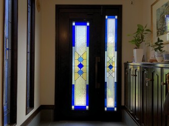 (46)玄関ドア横の既存ステンドグラスに合わせた玄関ドアのステンドグラスを制作 S様 兵庫県西宮市