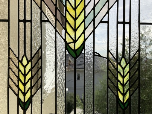 不規則に黒い線が入っている箇所は修理の跡です