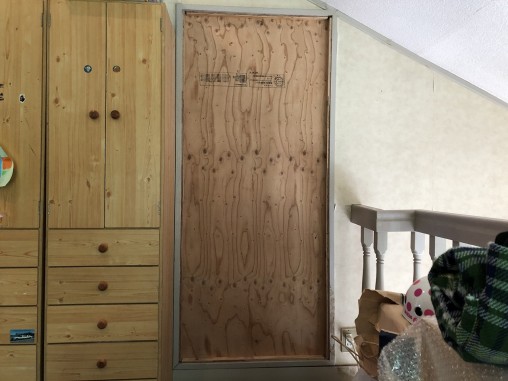 台風接近によりステンドグラスにベニヤ板を貼り付け固定