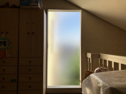 修理作業中に仮ガラスを設置