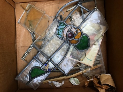 破損したステンドグラス
