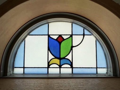 施工前(ステンドグラス風ガラスが設置されていました)