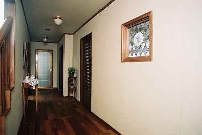 菱の格子の真ん中に青いリンドウの花を絵付けしたステンドグラス