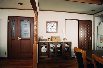 菱の格子の真ん中に青いリンドウの花を絵付けしたステンドグラス