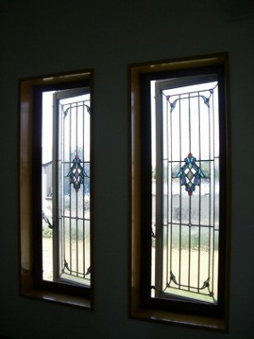 開閉窓の為、ペアガラス内蔵ステンドグラス