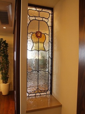 フリモント社のアンティークガラスを使用