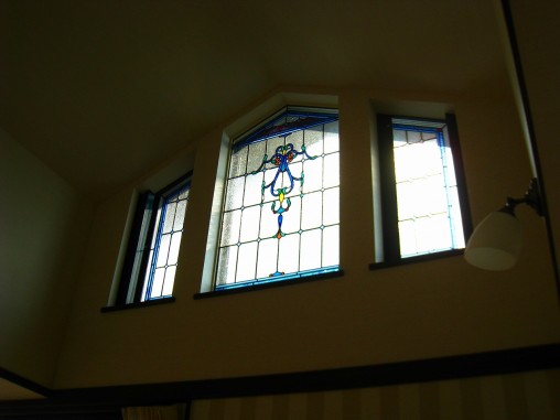 ２Fリビングの吹き抜け窓 ブルーを基調としたエレガントなデザイン